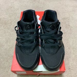 Black nike huraches